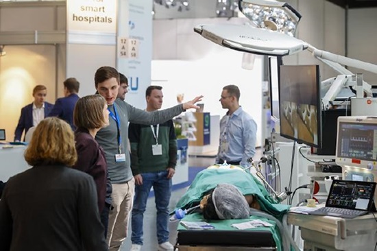 Imagen: En MEDICA 2024 los visitantes podrán disfrutar de un interesante programa y de información (foto cortesía de Messe Düsseldorf/Ctillmann)